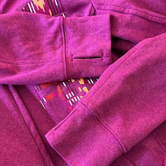 Medium North Face zip-up with thumb holes - Picture 4 of 4